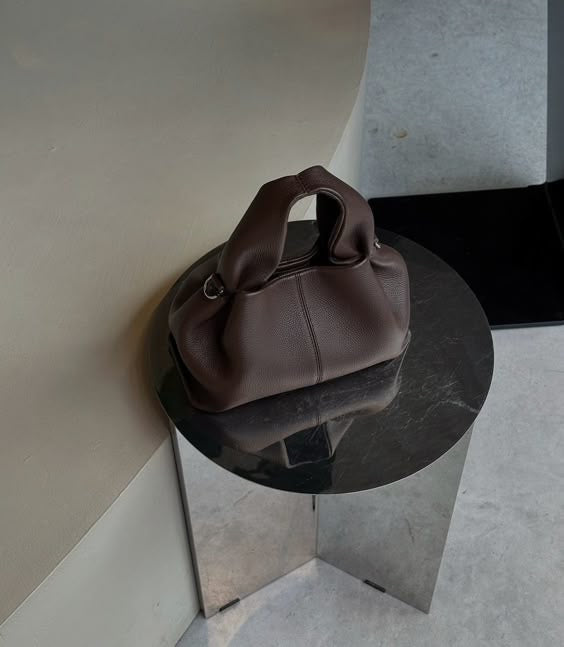 Mini mais puissant, Le retour du sac compact en 2025
